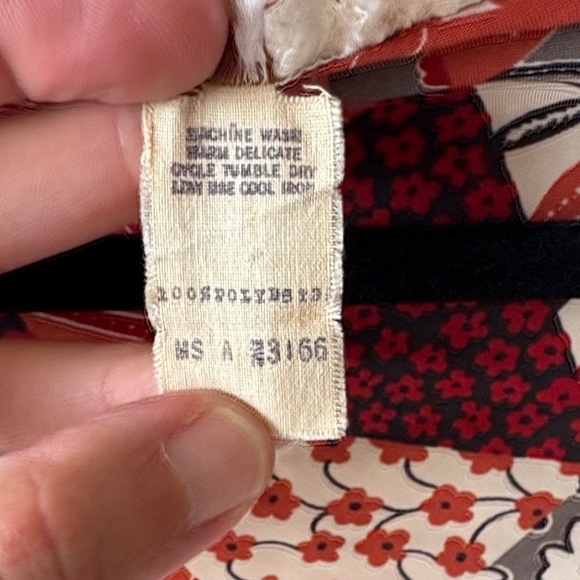 JH Collectibles Red and Black Patterned Scarf - Picture 3 of 5